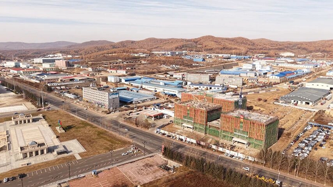 【聚焦“三個(gè)突破年”】綏芬河市進(jìn)口蜜餞食品展示交易中心項(xiàng)目主體結(jié)構(gòu)順利封頂